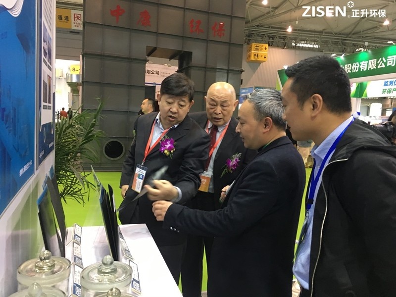 中国环保产业协会秘书长腾建礼、省环保产业协会副会长邵志军参观正升环保展位.jpg